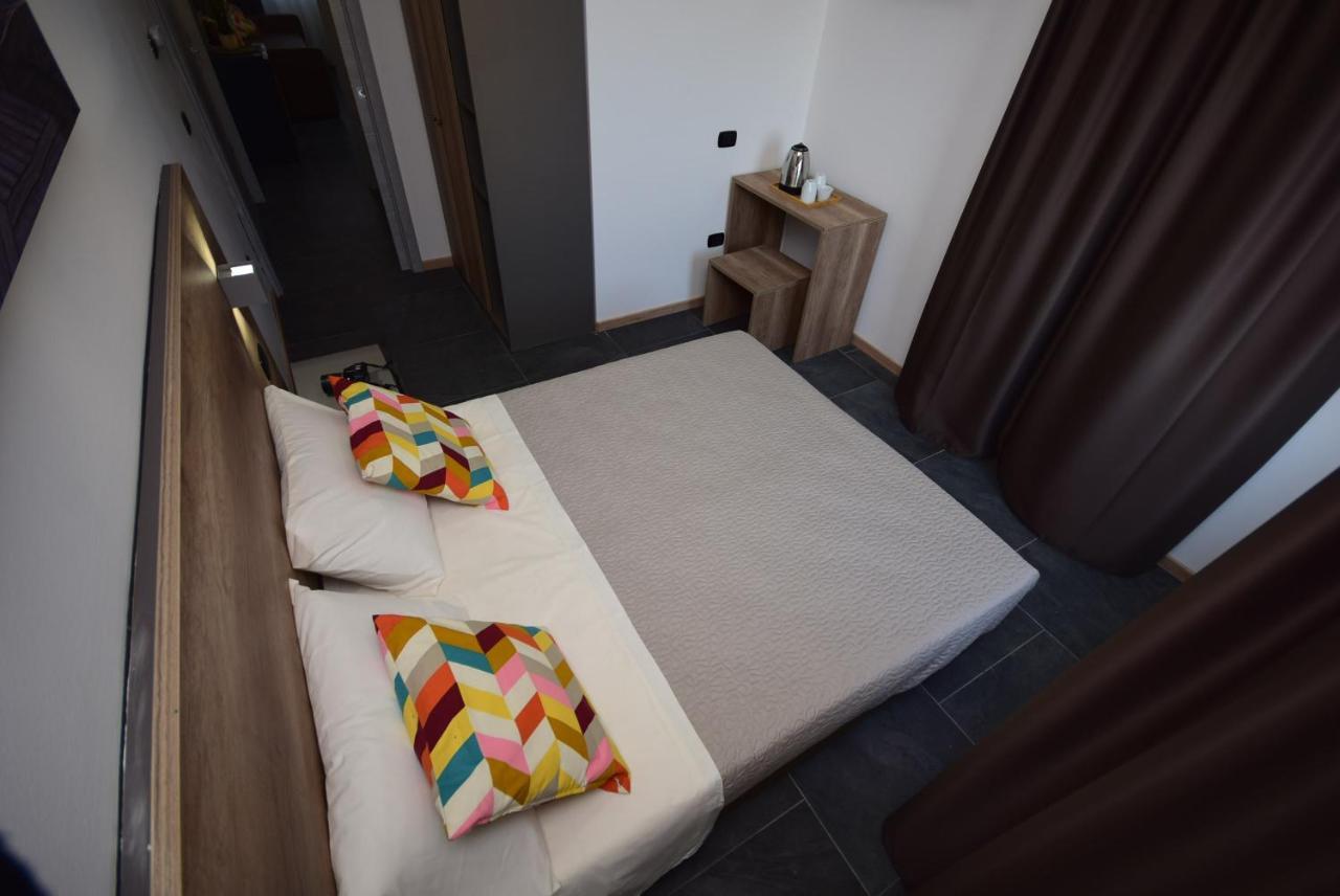 Hotel Crisvan Ріміні Екстер'єр фото