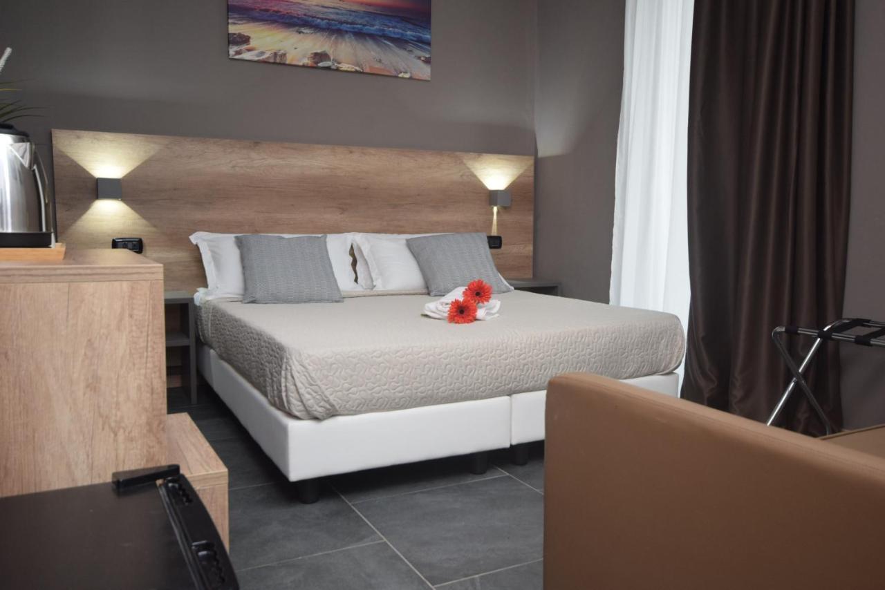 Hotel Crisvan Ріміні Екстер'єр фото