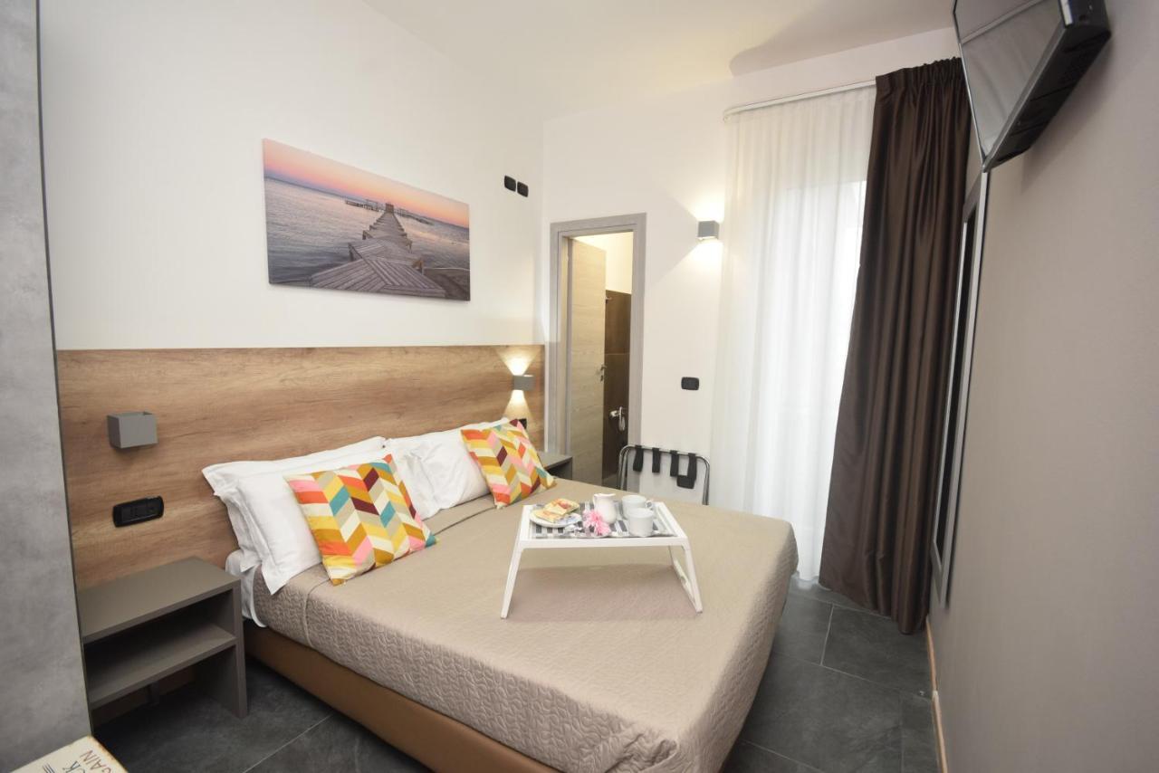 Hotel Crisvan Ріміні Екстер'єр фото