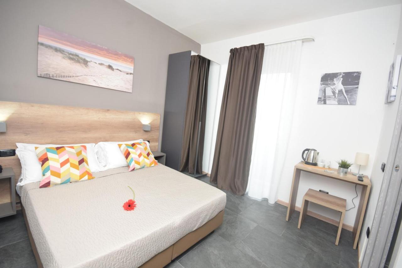 Hotel Crisvan Ріміні Екстер'єр фото